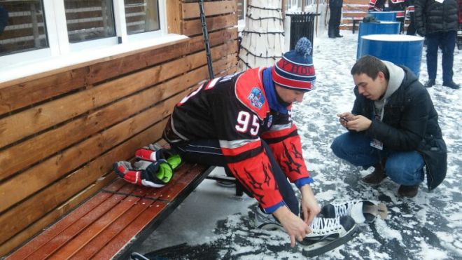 Алексей Морозов готовится выйти на лёд Алексей Морозов готовится выйти на лёд
