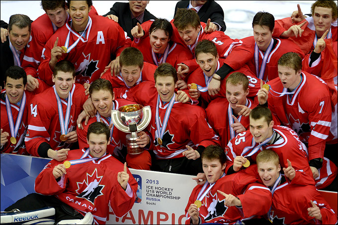28 апреля 2013 года. Сочи. Чемпионат мира среди юниоров. Финал. Канада – США – 3:2. Юниоры Канады выиграли в России уже третье золото подряд 28 апреля 2013 года. Сочи. Чемпионат мира среди юниоров. Финал. Канада – США – 3:2. Юниоры Канады выиграли в России уже третье золото подряд