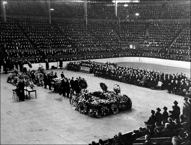 История Кубка Стэнли. Часть 45. 1936-1937. Церемония прощания с Хови Моренцем в монреальском "Форуме". История Кубка Стэнли. Часть 45. 1936-1937. Церемония прощания с Хови Моренцем в монреальском "Форуме".