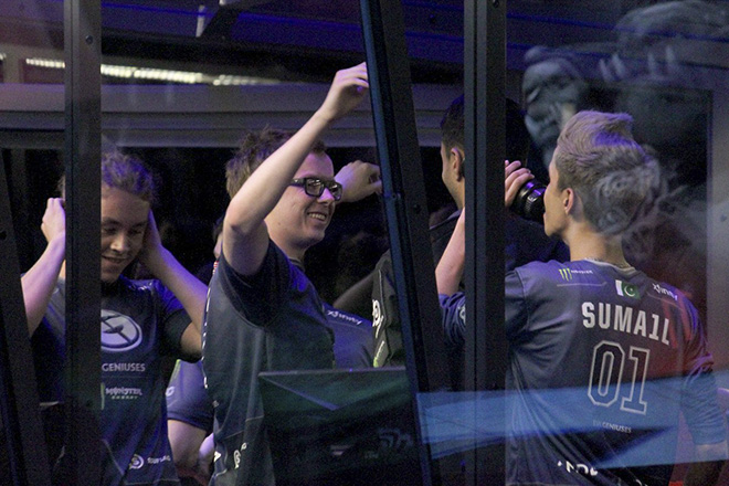 Evil Geniuses после матча с EHOME, где они совершили первый в истории турнира The International камбэк против «мегакрипов» Evil Geniuses после матча с EHOME, где они совершили первый в истории турнира The International камбэк против «мегакрипов»