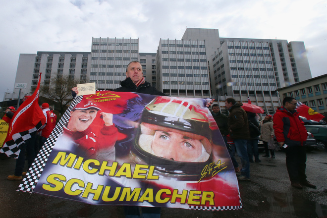 Болельщики у госпиталя, где находился Михаэль Болельщики у госпиталя, где находился Михаэль