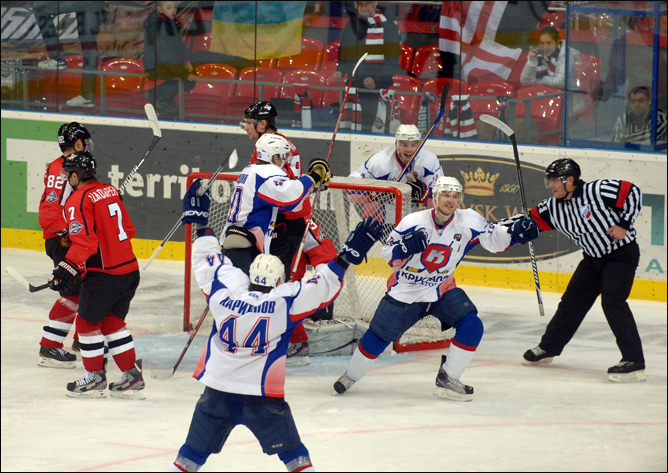 2 декабря 2011 года. Донецк. Регулярный чемпионат ВХЛ. ХК "Донбасс" — ХК "Кристалл" — 4:1 2 декабря 2011 года. Донецк. Регулярный чемпионат ВХЛ. ХК "Донбасс" — ХК "Кристалл" — 4:1