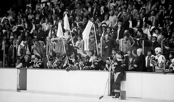 Фрагменты сезона. 29 апреля 1982 года. Финал конференции Кэмпбелла. "Чикаго Блэкхоукс" - "Ванкувер Кэнакс". В ожидании овертайма. Фрагменты сезона. 29 апреля 1982 года. Финал конференции Кэмпбелла. "Чикаго Блэкхоукс" - "Ванкувер Кэнакс". В ожидании овертайма.