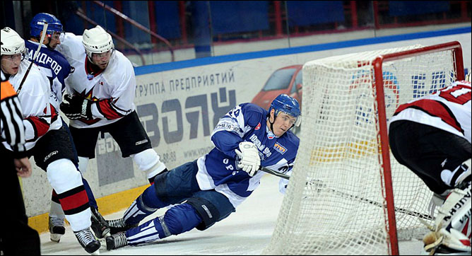14 сентября 2011 года. Орск. Регулярный чемпионат ВХЛ. "Южный Урал" — "Ижсталь" — 2:1 14 сентября 2011 года. Орск. Регулярный чемпионат ВХЛ. "Южный Урал" — "Ижсталь" — 2:1