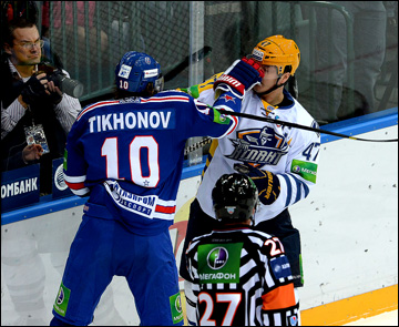 29 ноября 2013 года. Санкт-Петербург. Регулярный чемпионат КХЛ. СКА — "Атлант" — 4:1. Виктор Тихонов и Алексей Петров 29 ноября 2013 года. Санкт-Петербург. Регулярный чемпионат КХЛ. СКА — "Атлант" — 4:1. Виктор Тихонов и Алексей Петров