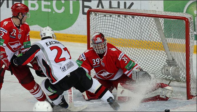 19 января 2011 года. Регулярный чемпионат КХЛ. Сокольники. "Спартак" - "Трактор" - 3:2. 19 января 2011 года. Регулярный чемпионат КХЛ. Сокольники. "Спартак" - "Трактор" - 3:2.