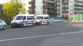 Два полицейских микроавтобуса Два полицейских микроавтобуса