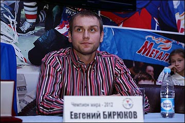 Евгений Малкин и Евгений Бирюков представили болельщикам Кубок мира Евгений Малкин и Евгений Бирюков представили болельщикам Кубок мира