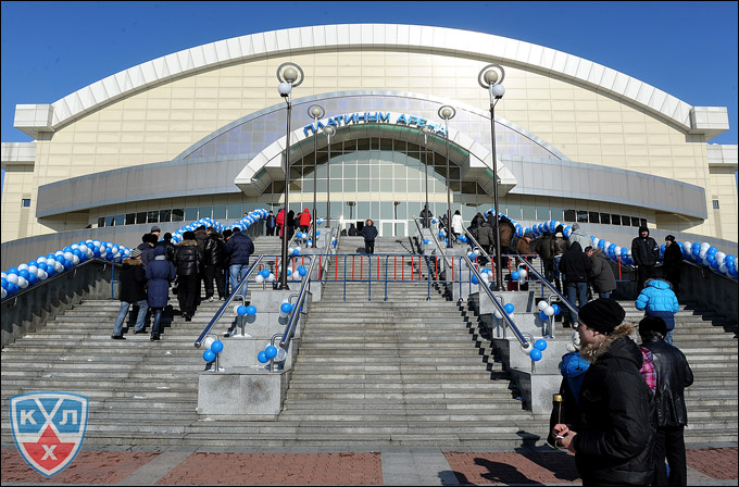 4 марта 2012 года. Хабаровск. Плей-офф чемпионата КХЛ. 1/8 финала. "Амур" — "Авангард" — 2:4 4 марта 2012 года. Хабаровск. Плей-офф чемпионата КХЛ. 1/8 финала. "Амур" — "Авангард" — 2:4