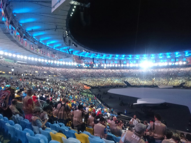 Як на "Маракані" люди вже очікують церемонії відкриття Ріо-2016 - фото 1