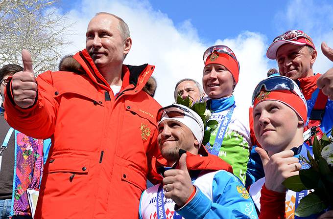 Президент России Владимир Путин вместе с российской эстафетной командой Президент России Владимир Путин вместе с российской эстафетной командой