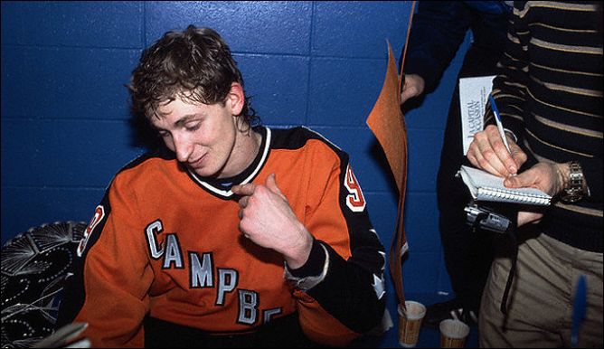 Фрагменты сезона. 8 февраля 1983 года. Матч всех звезд. MVP и автор голевого "покера" Уэйн Гретцки. Фрагменты сезона. 8 февраля 1983 года. Матч всех звезд. MVP и автор голевого "покера" Уэйн Гретцки.