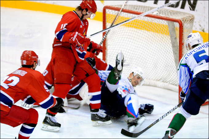8 декабря 2012 года. Ижевск. Регулярный чемпионат ВХЛ. "Ижсталь" — "Кубань" — 1:2 8 декабря 2012 года. Ижевск. Регулярный чемпионат ВХЛ. "Ижсталь" — "Кубань" — 1:2