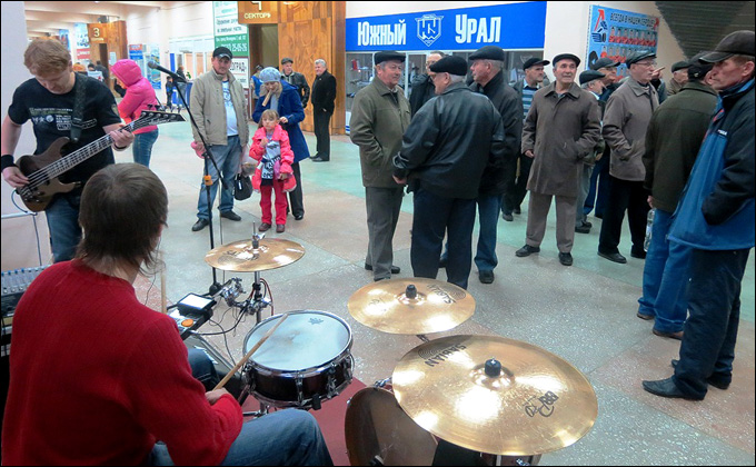 4 ноября 2012 года. Орск. Регулярный чемпионат ВХЛ. "Южный Урал" — "Буран" — 3:2. Живая музыка в фойе Ледового дворца 4 ноября 2012 года. Орск. Регулярный чемпионат ВХЛ. "Южный Урал" — "Буран" — 3:2. Живая музыка в фойе Ледового дворца