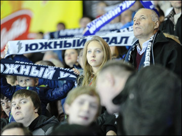 5 ноября 2013 года. Орск. ВХЛ. "Южный Урал" — "Сокол" — 2:1 Б. Болельщики "Южного Урала" 5 ноября 2013 года. Орск. ВХЛ. "Южный Урал" — "Сокол" — 2:1 Б. Болельщики "Южного Урала"