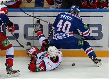 18 ноября 2013 года. Санкт-Петербург. Регулярный чемпионат КХЛ. СКА — "Локомотив" — 1:2. Илья Коренев против Евгения Кетова 18 ноября 2013 года. Санкт-Петербург. Регулярный чемпионат КХЛ. СКА — "Локомотив" — 1:2. Илья Коренев против Евгения Кетова