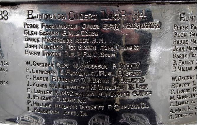 Гравировка на Кубке Стэнли 1984 года. Гравировка на Кубке Стэнли 1984 года.