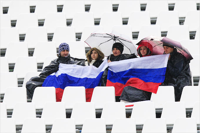 Болельщики укрываются от осадков, как могут Болельщики укрываются от осадков, как могут