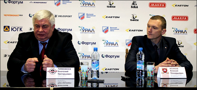 4 ноября 2012 года. Челябинск. Регулярный чемпионат ВХЛ. "Челмет" — "Кристалл" — 2:1. Послематчевая пресс-конференция 4 ноября 2012 года. Челябинск. Регулярный чемпионат ВХЛ. "Челмет" — "Кристалл" — 2:1. Послематчевая пресс-конференция