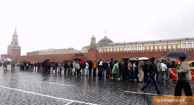 Настоящему болельщику и дождь не помеха Настоящему болельщику и дождь не помеха