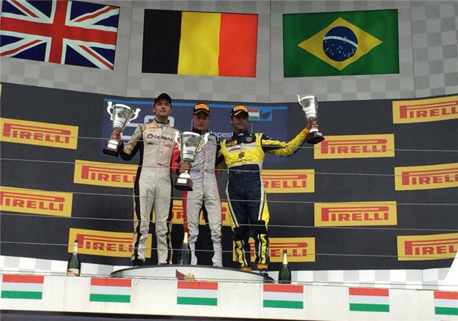 Подиум воскресной гонки GP2. Слева направо: лидер чемпионата Джолион Палмер, победитель гонки Стоффель Вандорн и тест-пилот «Уильямса» Фелипе Наср. Подиум воскресной гонки GP2. Слева направо: лидер чемпионата Джолион Палмер, победитель гонки Стоффель Вандорн и тест-пилот «Уильямса» Фелипе Наср.