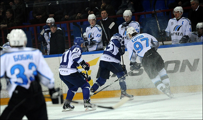 9 февраля 2012 года. Орск. Регулярный чемпионат ВХЛ. "Южный Урал" — "Мечел" — 3:0 9 февраля 2012 года. Орск. Регулярный чемпионат ВХЛ. "Южный Урал" — "Мечел" — 3:0