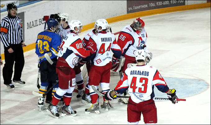 18 марта 2012 года. Пенза. Плей-офф чемпионата ВХЛ. 1/4 финала. "Дизель" — "Локомотив" — 2:3 (ОТ) 18 марта 2012 года. Пенза. Плей-офф чемпионата ВХЛ. 1/4 финала. "Дизель" — "Локомотив" — 2:3 (ОТ)