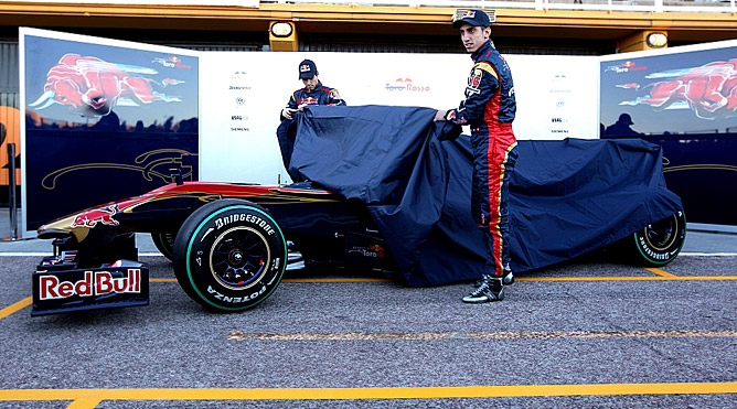Брюки превращаются... в новый болид Toro Rosso Брюки превращаются... в новый болид Toro Rosso