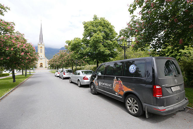 Фургон Volkswagen Multivan, на котором бригада журналистов «Чемпионата» выехала из Москвы в Париж Фургон Volkswagen Multivan, на котором бригада журналистов «Чемпионата» выехала из Москвы в Париж