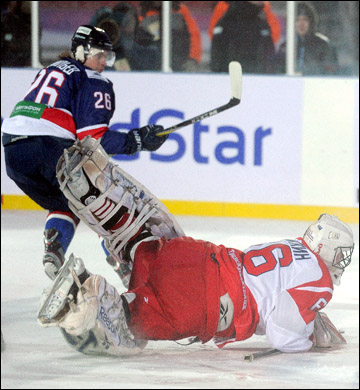 17 февраля 2012 года. Красноярск. Регулярный чемпионат ВХЛ. "Русская Классика". "Сокол" — "Локомотив" — 2:3 17 февраля 2012 года. Красноярск. Регулярный чемпионат ВХЛ. "Русская Классика". "Сокол" — "Локомотив" — 2:3