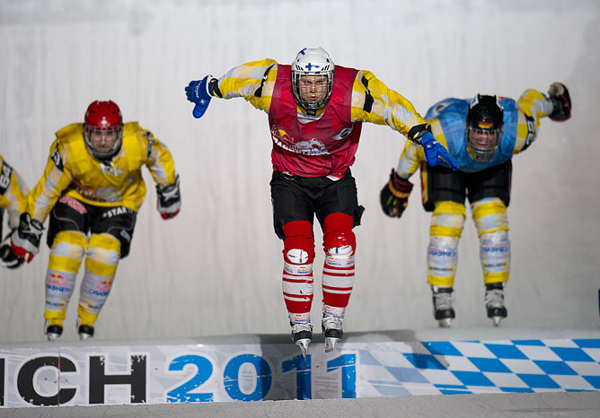 Арту Пиланен, Рето Мёдер и Кристиан Гёсс в финале Red Bull Crashed Ice 2011 15.01.2011. Арту Пиланен, Рето Мёдер и Кристиан Гёсс в финале Red Bull Crashed Ice 2011 15.01.2011.