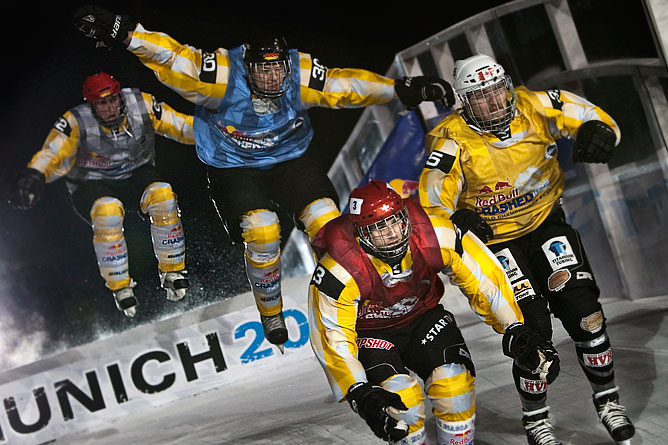 Миллер Ким рвётся к финишу в финале Red Bull Crashed Ice 2011 15.01.2011. Миллер Ким рвётся к финишу в финале Red Bull Crashed Ice 2011 15.01.2011.