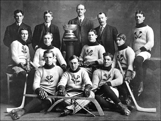 1907 год. "Кенора Тистлс" с Кубком Стэнли. Арт Росс крайний справа в первом ряду 1907 год. "Кенора Тистлс" с Кубком Стэнли. Арт Росс крайний справа в первом ряду