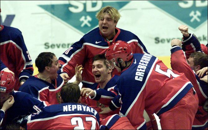 4 января 2002 года. Пардубице, Чехия. Только что молодежная сборная России стала чемпионом мира. 4 января 2002 года. Пардубице, Чехия. Только что молодежная сборная России стала чемпионом мира.