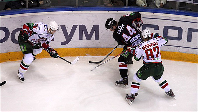 5 января 2012 года. Челябинск. Регулярный чемпионат КХЛ. "Трактор" — "Ак Барс" — 4:3 5 января 2012 года. Челябинск. Регулярный чемпионат КХЛ. "Трактор" — "Ак Барс" — 4:3