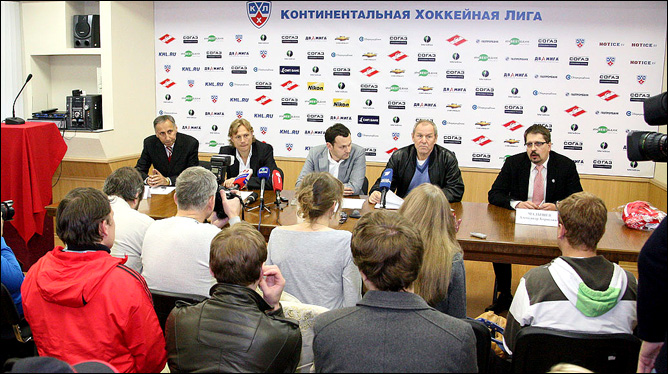 28 сентября 2011 года. Сокольники. Подписания меморандума о сотрудничестве между футбольным и хоккейным "Спартаком". 28 сентября 2011 года. Сокольники. Подписания меморандума о сотрудничестве между футбольным и хоккейным "Спартаком".