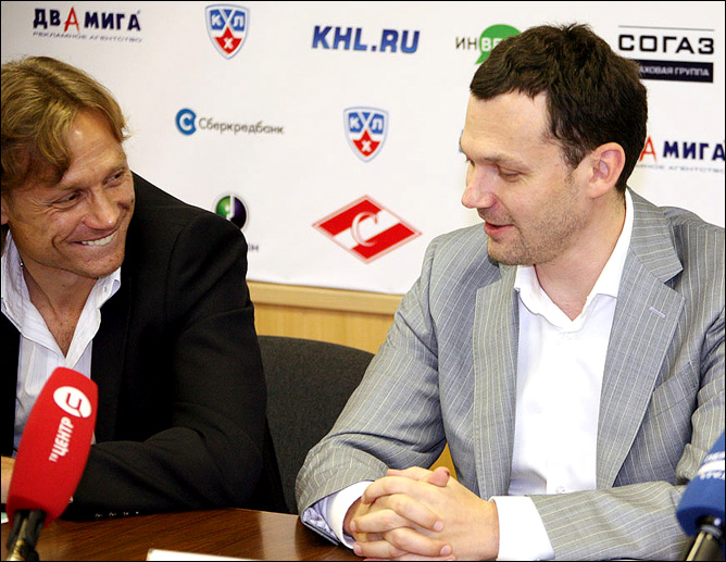28 сентября 2011 года. Сокольники. Подписания меморандума о сотрудничестве между футбольным и хоккейным "Спартаком". 28 сентября 2011 года. Сокольники. Подписания меморандума о сотрудничестве между футбольным и хоккейным "Спартаком".