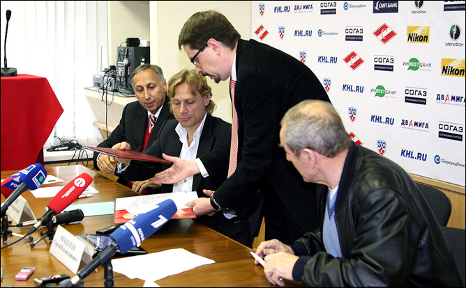 28 сентября 2011 года. Сокольники. Подписания меморандума о сотрудничестве между футбольным и хоккейным "Спартаком". 28 сентября 2011 года. Сокольники. Подписания меморандума о сотрудничестве между футбольным и хоккейным "Спартаком".