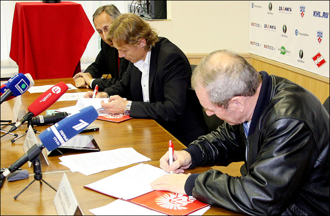 28 сентября 2011 года. Сокольники. Подписания меморандума о сотрудничестве между футбольным и хоккейным "Спартаком". 28 сентября 2011 года. Сокольники. Подписания меморандума о сотрудничестве между футбольным и хоккейным "Спартаком".