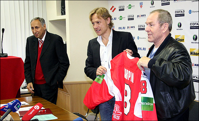 28 сентября 2011 года. Сокольники. Подписания меморандума о сотрудничестве между футбольным и хоккейным "Спартаком". 28 сентября 2011 года. Сокольники. Подписания меморандума о сотрудничестве между футбольным и хоккейным "Спартаком".