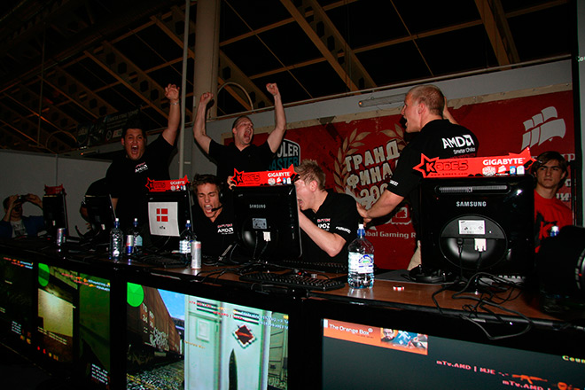 Команда mTw на финалах KODE5 2008 празднует победу над SK Gaming Команда mTw на финалах KODE5 2008 празднует победу над SK Gaming
