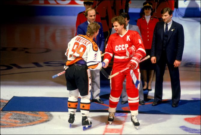 Открытие Рандеву-1987. Капитаны сборной НХЛ Уэйн Гретцки и сборной СССР Вячеслав Фетисов. Открытие Рандеву-1987. Капитаны сборной НХЛ Уэйн Гретцки и сборной СССР Вячеслав Фетисов.