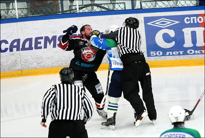 18 апреля 2012 года. Тюмень. Плей-офф чемпионата ВХЛ. Финал. "Рубин" — "Торос" — 2:4 18 апреля 2012 года. Тюмень. Плей-офф чемпионата ВХЛ. Финал. "Рубин" — "Торос" — 2:4
