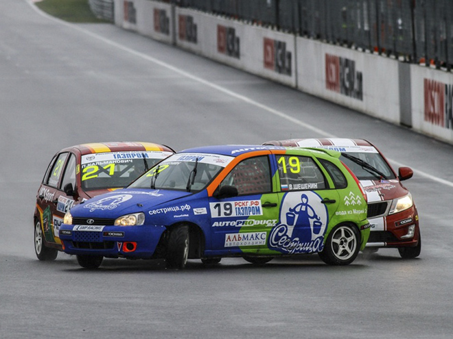 Первый поворот на Moscow Raceway – левый, но соперники по классу «Национальный» могут заставить повернуть в нем направо даже опытного Шешенина Первый поворот на Moscow Raceway – левый, но соперники по классу «Национальный» могут заставить повернуть в нем направо даже опытного Шешенина