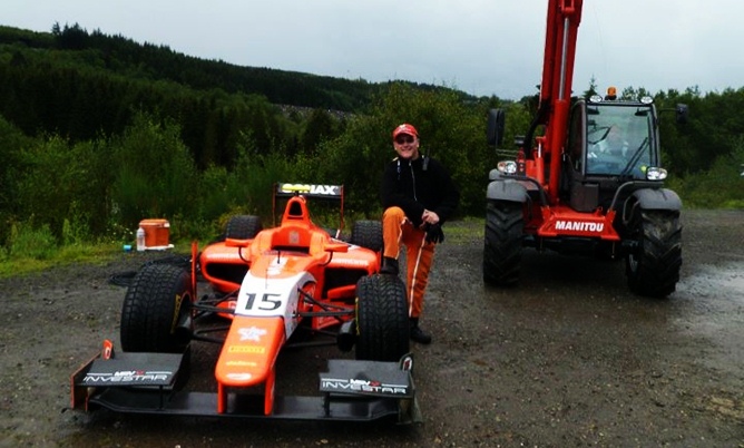 Корантэ Григолато и болид GP2 Джолиона Палмера Корантэ Григолато и болид GP2 Джолиона Палмера