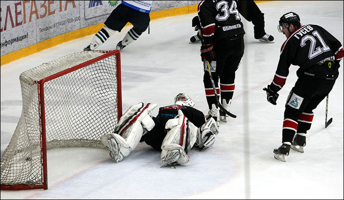 18 апреля 2012 года. Тюмень. Плей-офф чемпионата ВХЛ. Финал. "Рубин" — "Торос" — 2:4 18 апреля 2012 года. Тюмень. Плей-офф чемпионата ВХЛ. Финал. "Рубин" — "Торос" — 2:4