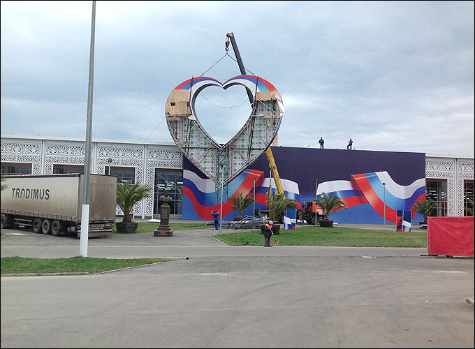 … и сердце его разбито. … и сердце его разбито.