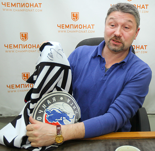 Александр Черенков демонстрирует майку с автографами Владимира Путина и Сергея Шойгу Александр Черенков демонстрирует майку с автографами Владимира Путина и Сергея Шойгу