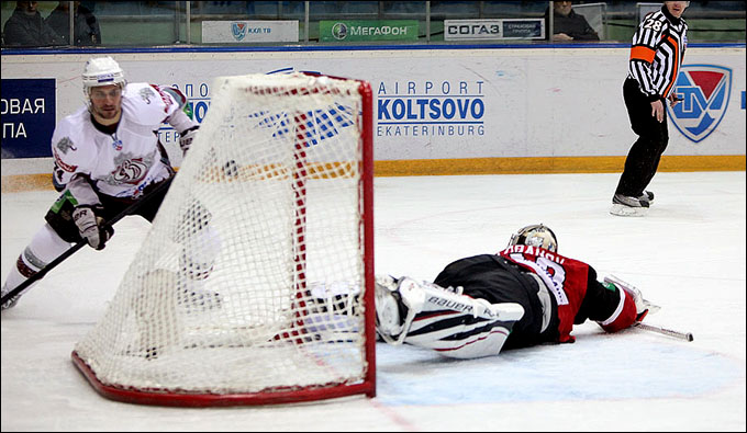 7 декабря 2012 года. Екатеринбурн. Регулярный чемпионат КХЛ. "Автомобилист" — "Динамо" Р — 1:3 7 декабря 2012 года. Екатеринбурн. Регулярный чемпионат КХЛ. "Автомобилист" — "Динамо" Р — 1:3