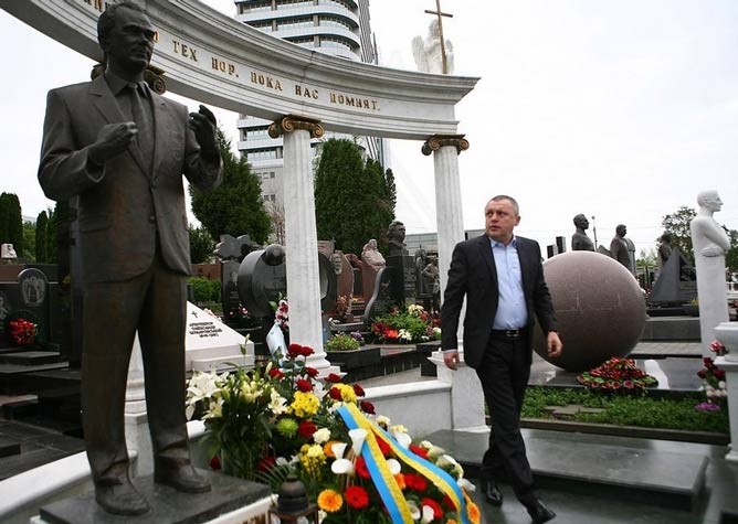 Президент "Динамо" возложил цветы к могиле Лобановского на Байковом кладбище Президент "Динамо" возложил цветы к могиле Лобановского на Байковом кладбище